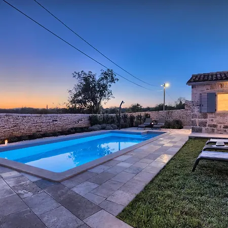 Charming Spirit Of Istria Near Rovinj For 6 Persons With 32 M2 Private Pool & Jacuzzi Kurili