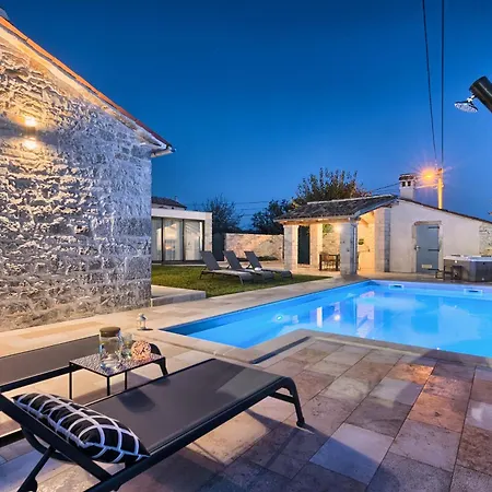 Charming Spirit Of Istria Near Rovinj For 6 Persons With 32 M2 Private Pool & Jacuzzi Willa