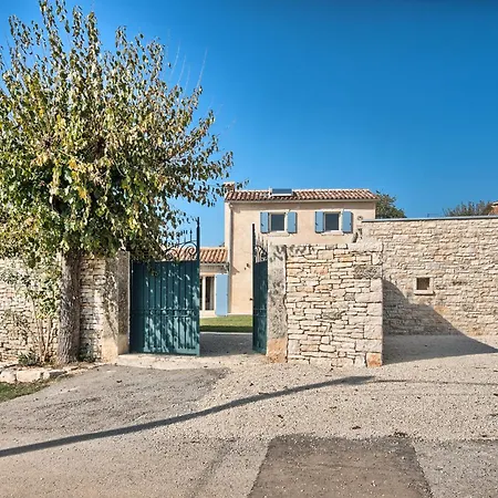 Charming Spirit Of Istria Near Rovinj For 6 Persons With 32 M2 Private Pool & Jacuzzi