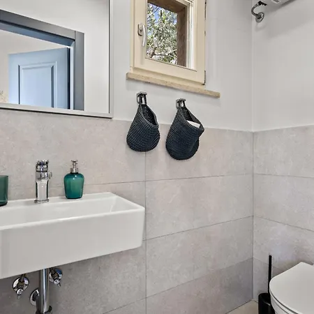 Willa Charming Spirit Of Istria Near Rovinj For 6 Persons With 32 M2 Private Pool & Jacuzzi